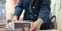 В Петербурге 100-летней пенсионерке из Белоруссии вручили российский паспорт 